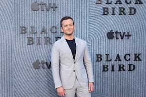 Taron Egerton en la premiere de Black Bird en Los Angeles, California