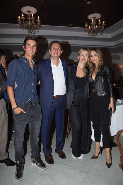 Tars oficiar de maestro de ceremonia, Juan Pablo Varsky sonrió a los flashes junto a su mujer, Lala Bruzoni, María Vázquez y Poroto Cambiaso.