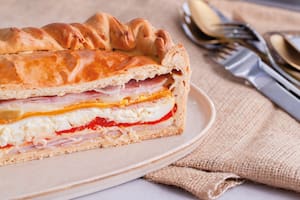 Tarta alta de jamón, queso, huevo duro y tomates confitados