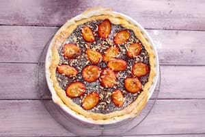 Tarta de amapolas y ciruelas con crema de canela