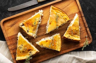 Pastel de cebollas, pasas de uva y gruyere