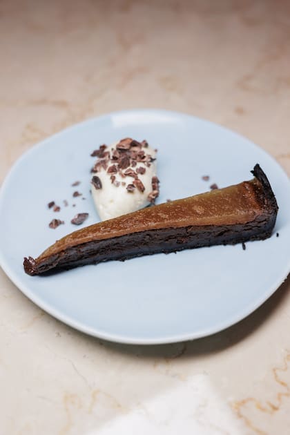 Tarta de chocolate y crema.