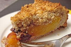 Tarta de duraznos y cerezas con Streusel