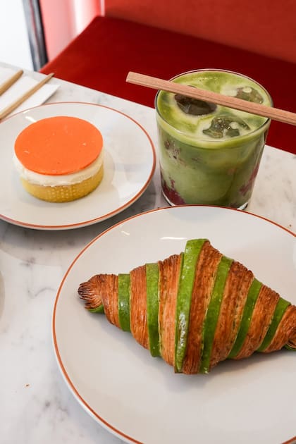 Tarta de mango, Iced Pink Matcha Latte y croissant de pistacho