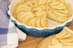 Tarta de crema pastelera con manzanas