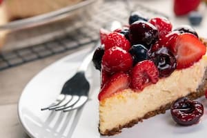 Tarta de queso, frutos rojos y chocolate