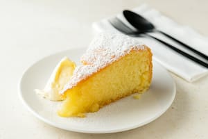 Tarta de Santiago con crema de lima