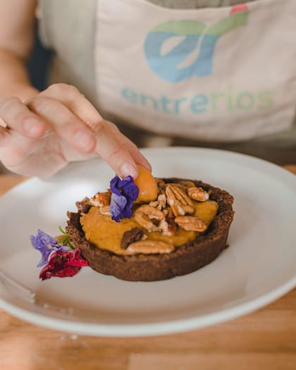 Tarta de yatay con masa de chocolate y harina de nuez pecán elaborada por la pastelera de San José Natalia Cettour