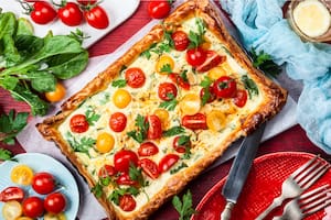 Tarta hojaldrada de tomates y parmesano