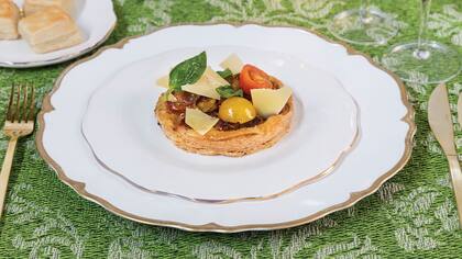 Tarta hojaldrada de tomates y parmesano