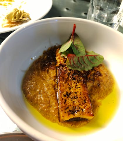 Tataki de tofu con salsa y migas fritas de anchoa