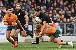 El último haka de varios All Blacks en casa y una luz para los golpeados Wallabies