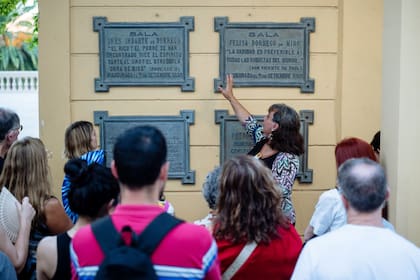 Tati Forace, la guía, condensa 300 años de historia del Centro Cultural Recoleta en 90 minutos