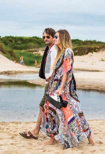 Tati, supercanchera, usó un caftán estampado, plataformas y anteojos Ray-Ban aviator. Andrea, fiel a su estilo, mostró poca producción: bermudas de jean y remera