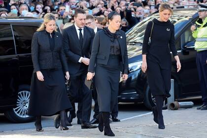 Tatiana Blatnik, casada con Nicolás de Grecia, llegó junto a sus cuñadas, Nina Flohr, mujer del príncipe Philippos, y Theodora de Grecia, que estuvo acompañada por su prometido, Matthew Kumar.