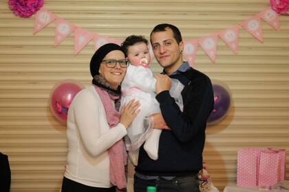 Tatiana junto a su hermano Áxel, el donante de médula ósea, en el bautismo de Isabella.