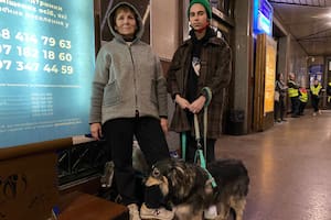 Tatiana, la madre, Anastasia, la hija y California, la perra, en estación Lviv