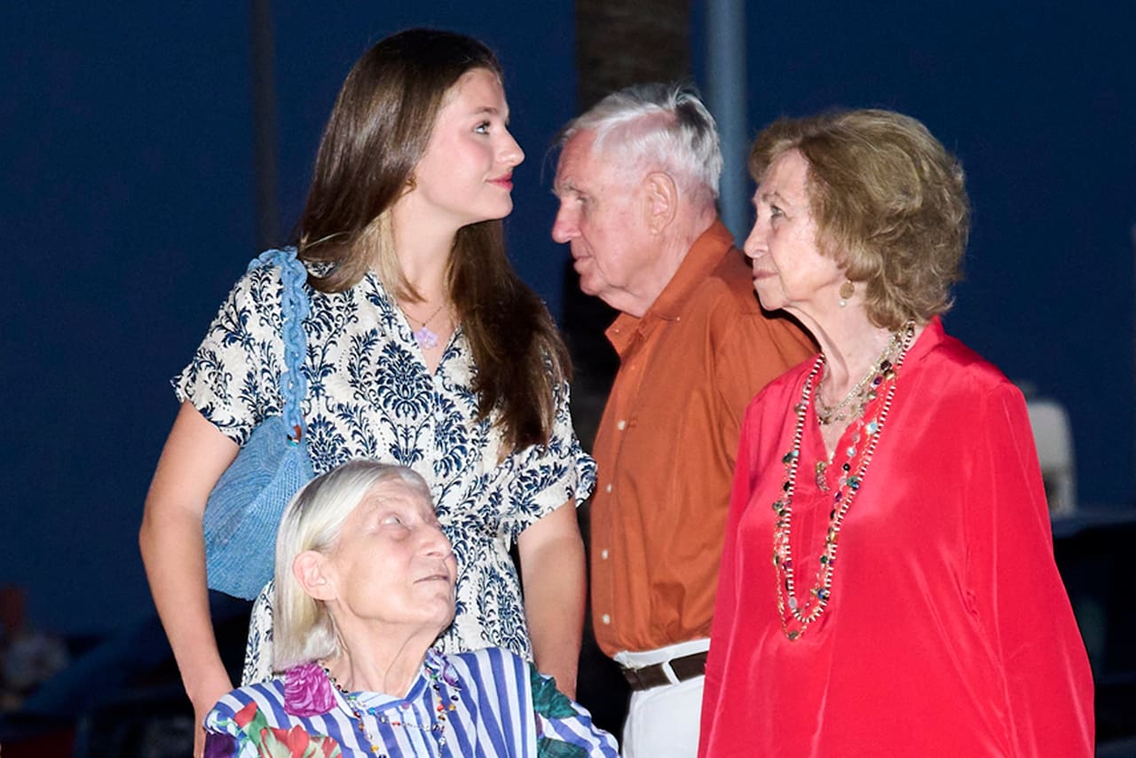 La amiga de la reina Sofía que acompaña todos los veranos a la familia real - LA NACION