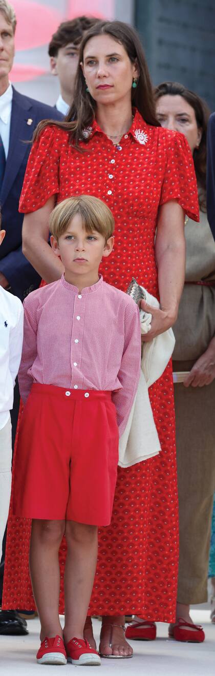 Tatiana Santo Domingo, la mujer de Andrea Casiraghi, derrochó estilo veraniego con un vestido rojo de su firma, Muzungu Sisters, que combinó con sandalias de Aquazzura y pendientes en oro amarillo y esmeraldas de Venyx World. En la foto, junto a su hijo menor, Maximilian.