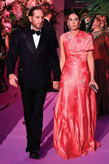 Tatiana Santo Domingo, nuera de Carolina, prefirió un traje metalizado en tono coral con detalle de cuentas y un gran lazo en un hombro, de la firma Erdem, que combinó con un rodete bajo bien pulido. Su marido, Andrea Casiraghi, vistió smoking negro.