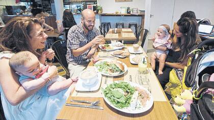 Tatiana Scherman, Yamila Rotmistrovsky y sus hijos brunchean en Roldán, de Saavedra