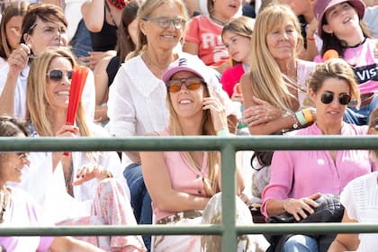 Tatiana y Cecilia Pieres junto a su mamá, Cecilia Rodríguez Piola