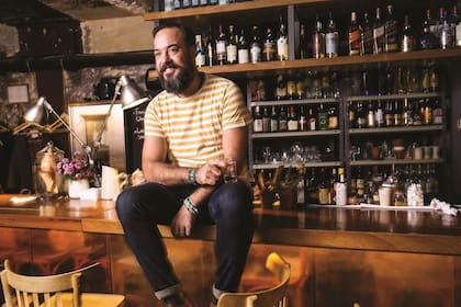 Tato Giovannoni en la barra de su multipremiado bar Florería Atlántico