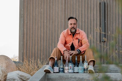 Tato Giovannoni lanzó Chola, un licor de hierbas autóctonas de color amarillo dorado