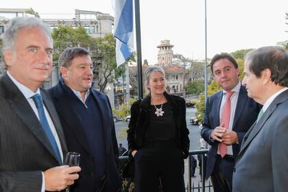 Tato Lanusse, Alejandro Macfarlane, Mechi De Los Heros, el ministro José Reyes y Patricio Rotman. Los invitados se acercaron hasta la residencia del embajador de Uruguay, sobre la avenida Figueroa Alcorta.