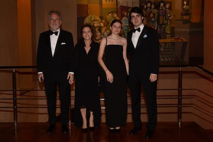 Tato Lanusse y Silvina Pueyrredón junto a su hijo Pedro y Sofía Gramblicka.