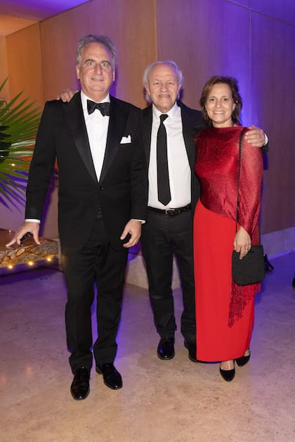 Tato Lanusse y Silvina Pueyrredón, posan con el tío de ella, César "Banana" Pueyrredón