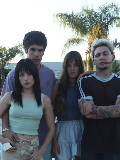 Tatu Glikman, José “El Purre” Giménez Zapiola, Malena Ratner y Lautaro Rodríguez durante el rodaje de la serie vertical en Uruguay