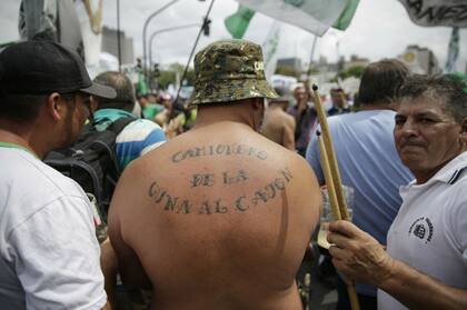 Tatuado en la piel: un agremiado mostró la frase que lleva en la espalda