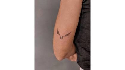Tatuaje de la snich dorada que Anto lleva en su brazo