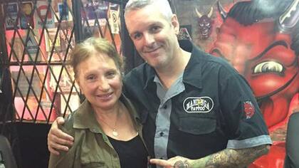 Tatuaje solidario: Diego Staropoli le dibuja las areolas mamarias y los pezones a mujeres que se sometieron a una mastectomía