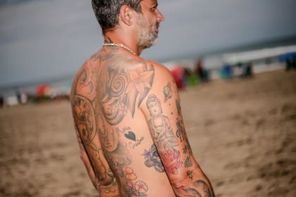 Los tatuajes de Christian Aruzzi (41) son dedicados a su familia. Algunas flores de loto y una imagen de Buda, en proceso, se dejan ver en el brazo. Es de Bariloche y su tatuador es Marcelo Sosa