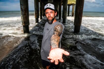 Federico Perez (38) trabaja en los paradores Boutique y CR, es de General Belgrano, tiene tatuajes dedicados al mar, que es su lugar y un reloj que marca la hora de su nacimiento