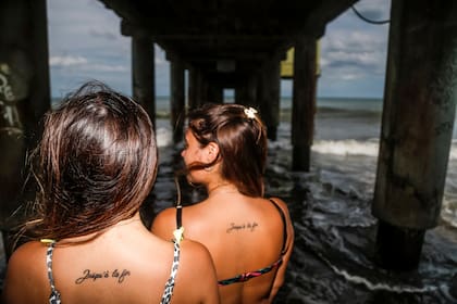 Dos hermanas que veranean en Pinamar se tatuaron la misma frase en francés: "Jusqu´à la fin" que traducida al español es "Hasta el fin"