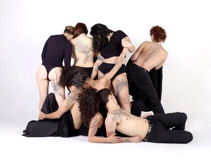 Tatuajes realizados por Isabel Gruppo; utiliza una técnica llamada 'naturaleza directa', en la que emplea hojas de árboles que prepara especialmente para transferir al diseño