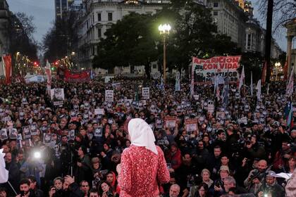 Taty Almeida, de Madres de Plaza de Mayo línea fundadora, frente a una multitud que quiere saber qué pasó con Santiago Maldonado. 11/8/17