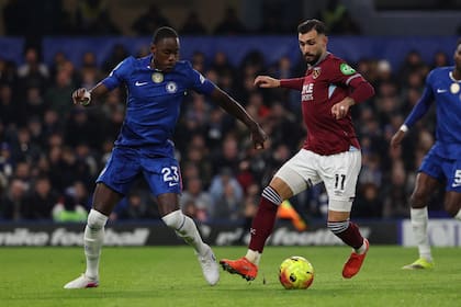 Taty Castellanos domina el balón frente a Chalobah