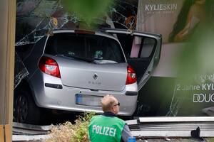 Un hombre avanzó con su auto sobre una multitud, mató a una persona e hirió a al menos ocho