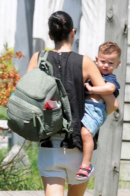 Tauro lleva a su pequeño a una guardería con educación Waldorf