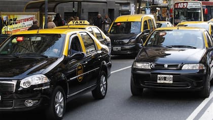 Representantes de taxis y remises reclamaban restricciones a las plataformas digitales por considerar que operaban por fuera del régimen vigente