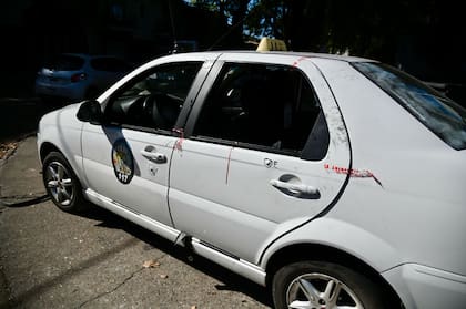 Taxi en donde anoche asesinaron a dos personas en la zona sur de Rosario, fueron asesinados el chofer y el pasajero, fue en las calles Chacabuco y Dr Riva, Rosario