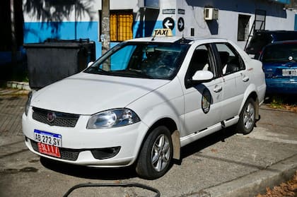 Taxi en donde anoche asesinaron a dos personas en la zona sur de Rosario, fueron asesinados el chofer y el pasajero, fue en las calles Chacabuco y Dr Riva, Rosario