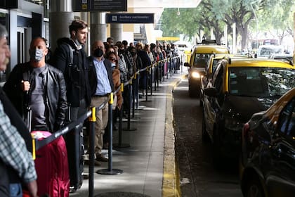 Largas colas para tomar un taxi en aeroparque