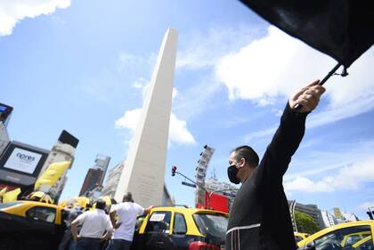 Raúl Castells organiza marcha en el obelisco y hay congestión en el tránsito