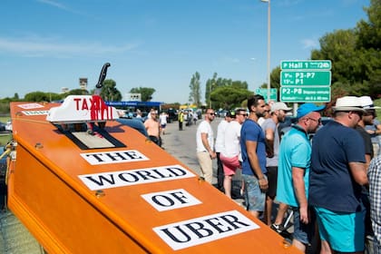 Taxistas en Marsella protestaron la semana pasada contra la presencia de Uber en Francia