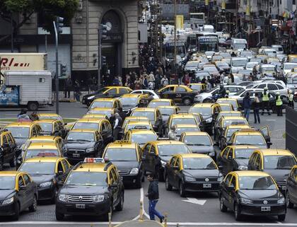 Taxistas interrumpieron el tránsito en la avenida 9 de Julio